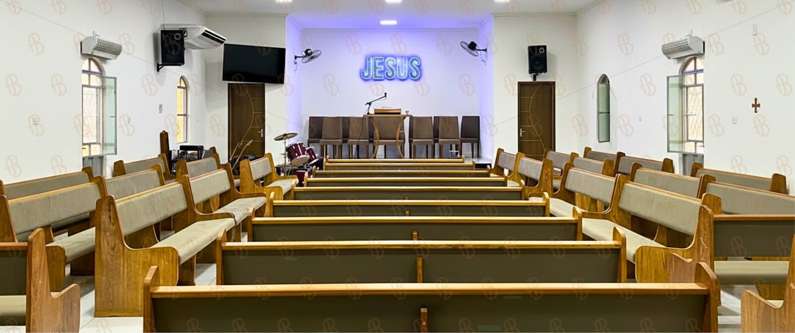Templo com bancos de madeira para igreja em Pernambuco, projeto Betel | Boreyart