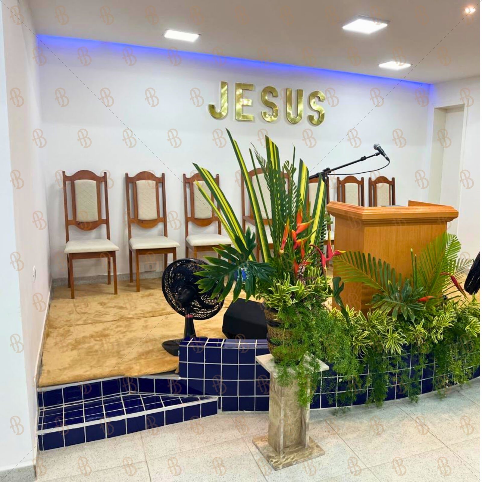 Altar de igreja com púlpito e cadeiras de madeira, projeto Betel | Boreyart