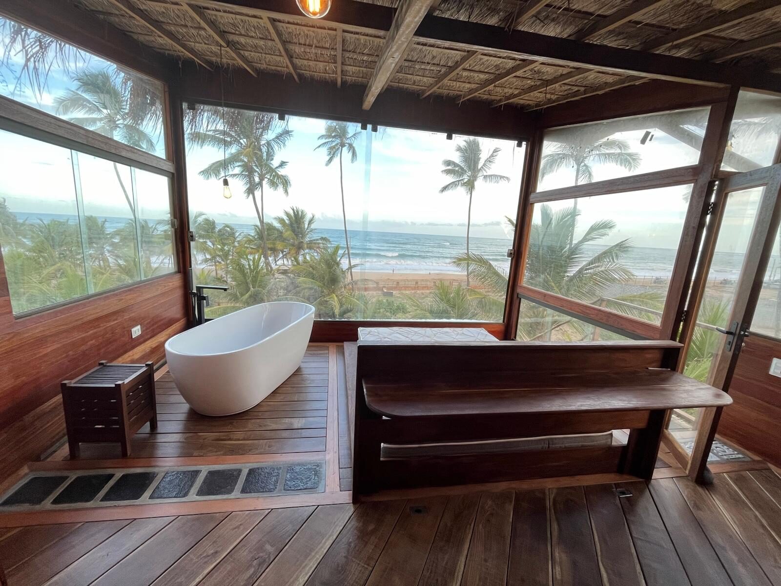 Quarto beira mar todo em madeira com banheira, projeto Arbo | Boreyart